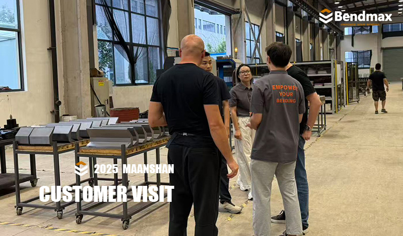 Un'azienda leader nella produzione di utensili per presse piegatrici presenta un processo di precisione a un cliente russo.