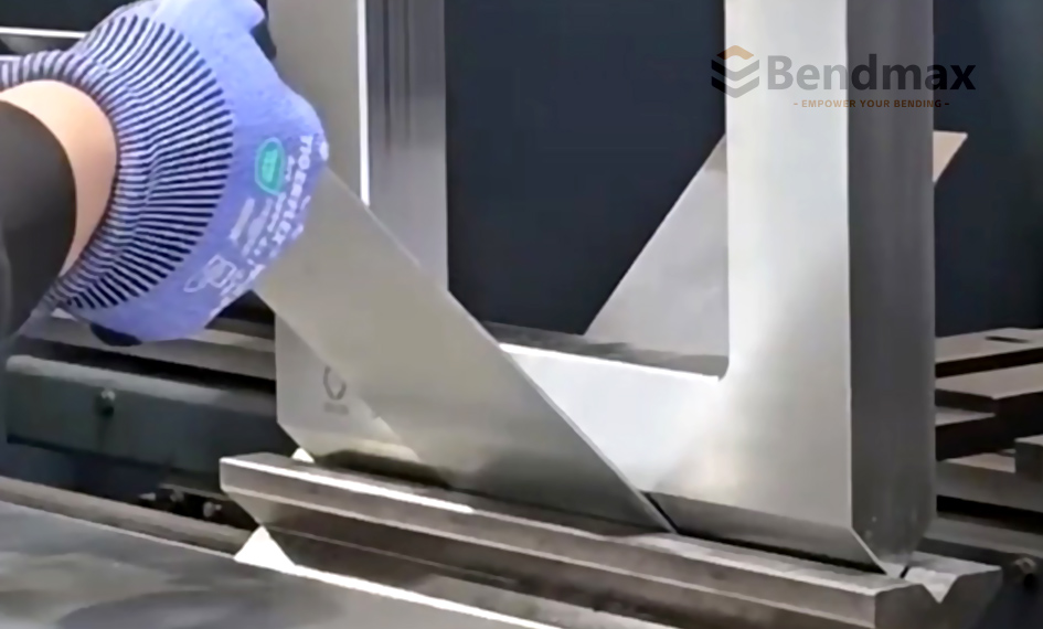 La soluzione definitiva alle interferenze di piegatura: la punzonatrice per finestre personalizzate Bendmax consente la formatura senza soluzione di continuità di componenti a forma di U profonda.