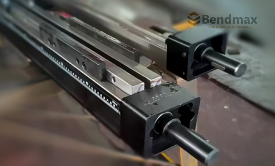 Incoerenza angolare nella piegatura di pezzi lunghi? Il sistema di bombatura manuale Bendmax risolve con precisione la flessione della pressa piegatrice.