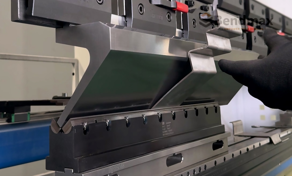 Soluzione Bendmax: piegatura senza segni per un cliente australiano utilizzando utensili per la piegatura delle ali.