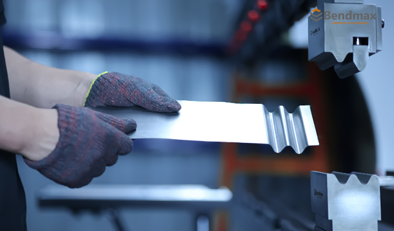 Attrezzature personalizzate per presse piegatrici: quando gli utensili standard non bastano